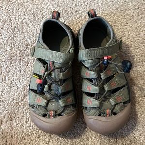 Hunter green keen sandals size 1. Hardly worn.